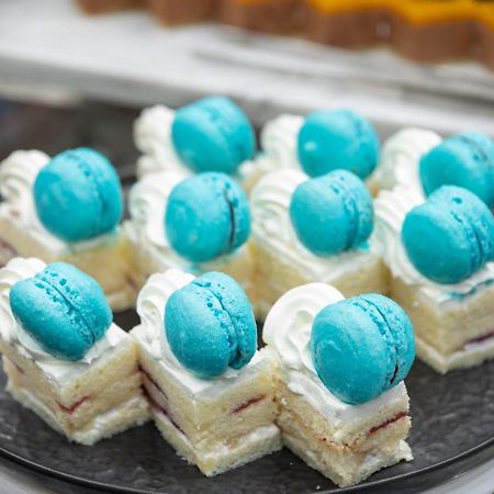 Radisson Blu Hotel, Jeddah Corniche エクステリア 写真 Macarons on top of a cake