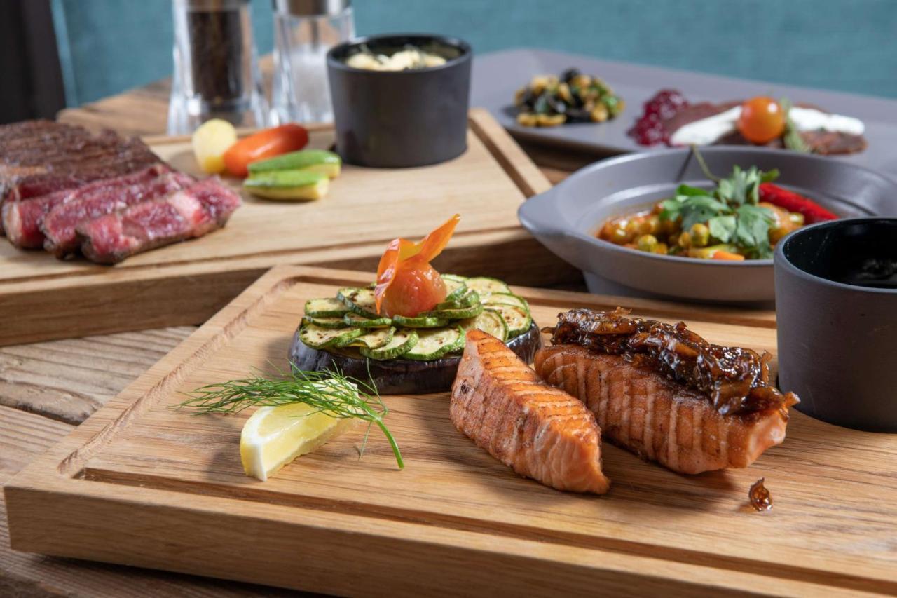 Radisson Blu Hotel, Jeddah Corniche エクステリア 写真 Salmon steak