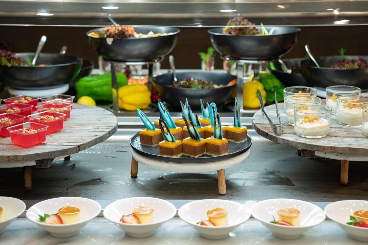 Radisson Blu Hotel, Jeddah Corniche エクステリア 写真 A buffet
