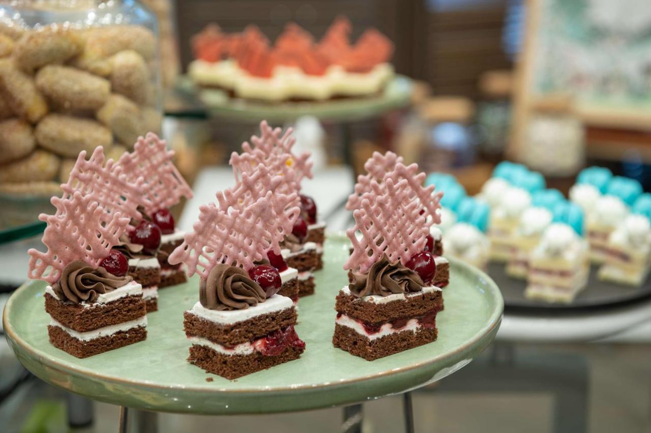 Radisson Blu Hotel, Jeddah Corniche エクステリア 写真 Chocolate cakes