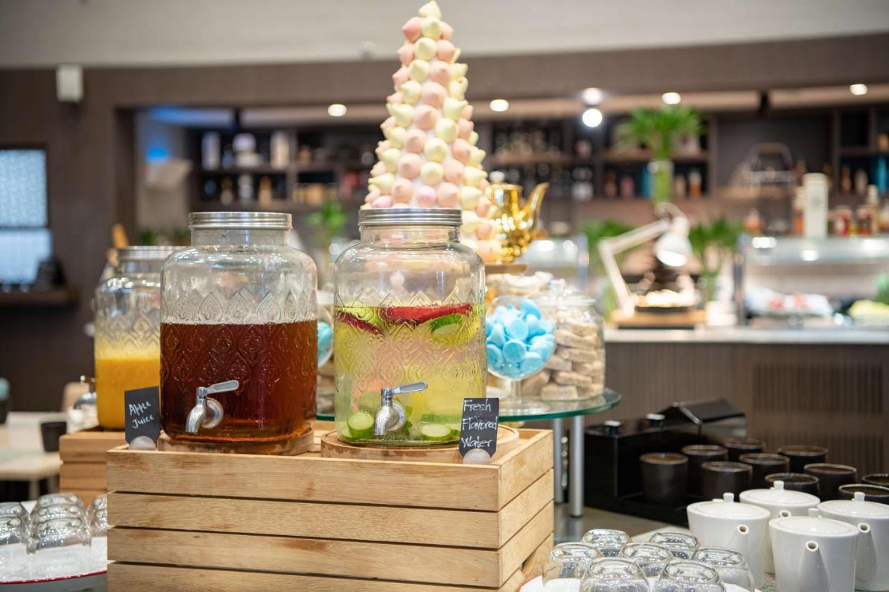 Radisson Blu Hotel, Jeddah Corniche エクステリア 写真 A selection of drinks at a buffet