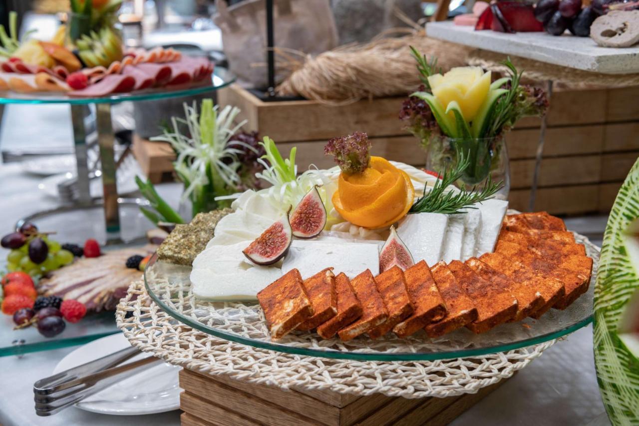 Radisson Blu Hotel, Jeddah Corniche エクステリア 写真 A cheese platter