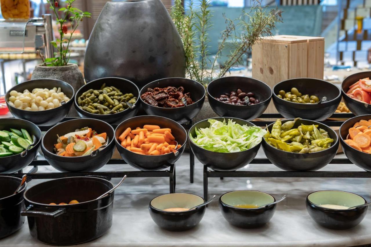 Radisson Blu Hotel, Jeddah Corniche エクステリア 写真 A salad bar