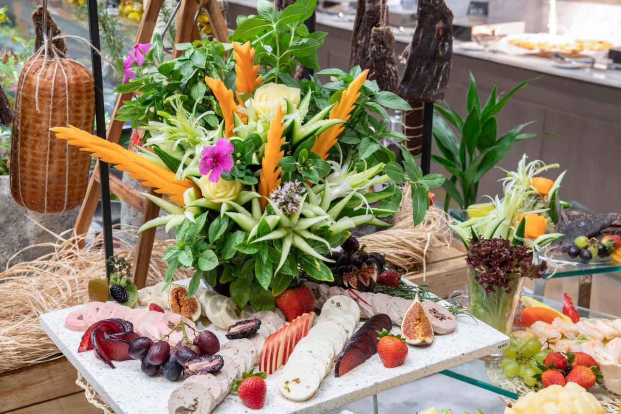 Radisson Blu Hotel, Jeddah Corniche エクステリア 写真 A selection of Thai fruit