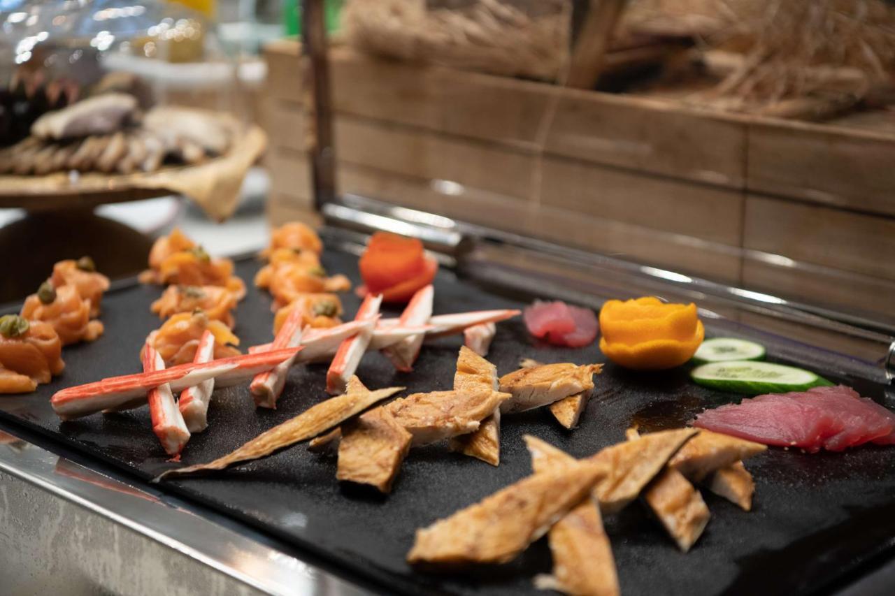 Radisson Blu Hotel, Jeddah Corniche エクステリア 写真 Seafood at a buffet