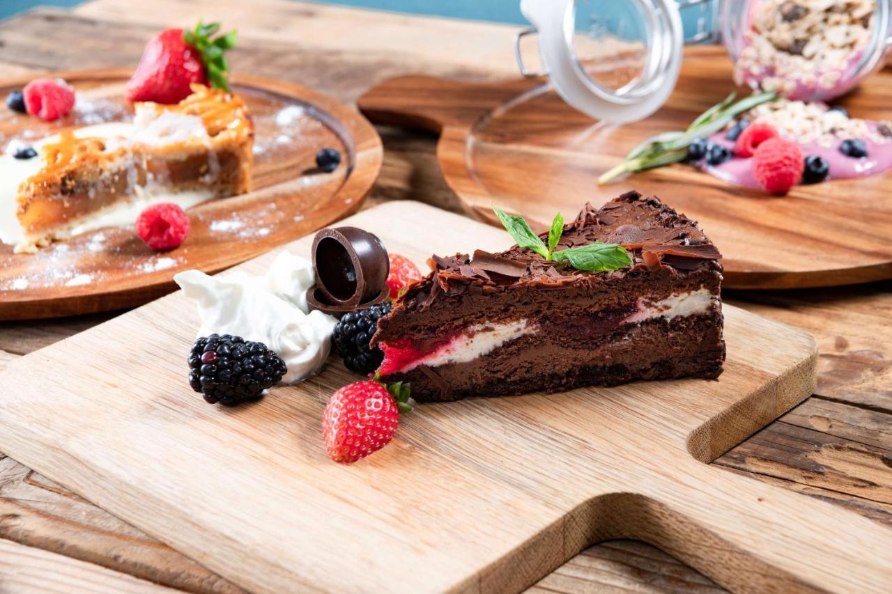 Radisson Blu Hotel, Jeddah Corniche エクステリア 写真 A chocolate cake