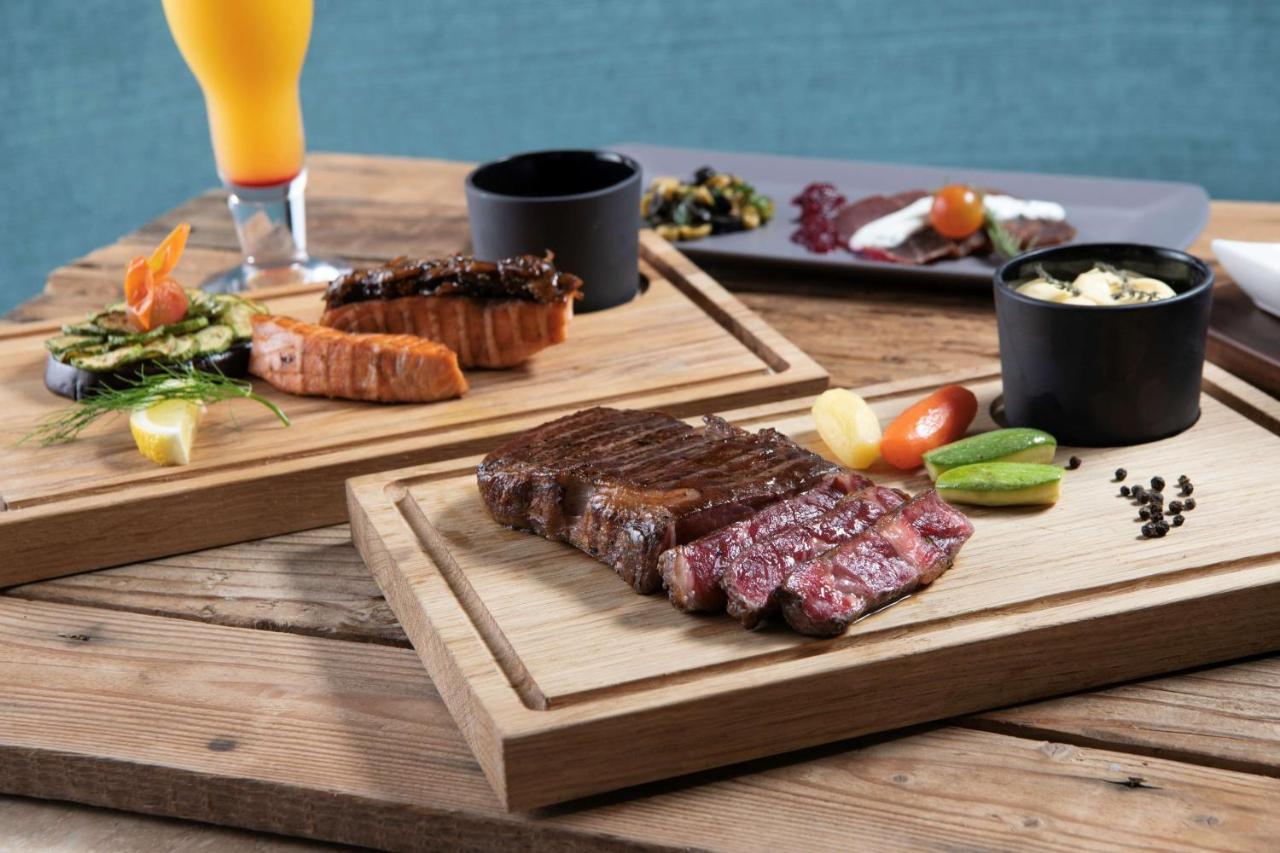 Radisson Blu Hotel, Jeddah Corniche エクステリア 写真 A steak prepared with the dry-aging method