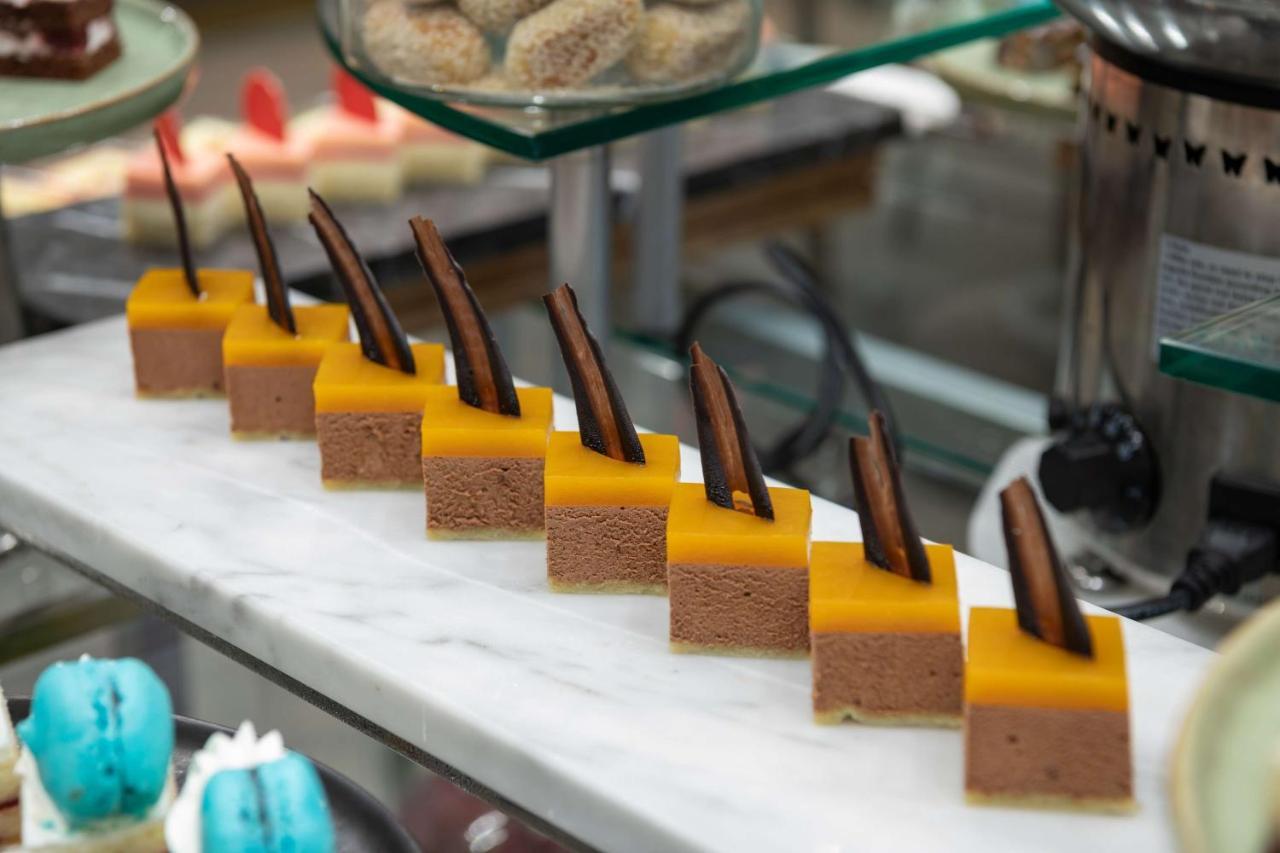 Radisson Blu Hotel, Jeddah Corniche エクステリア 写真 A row of petit fours