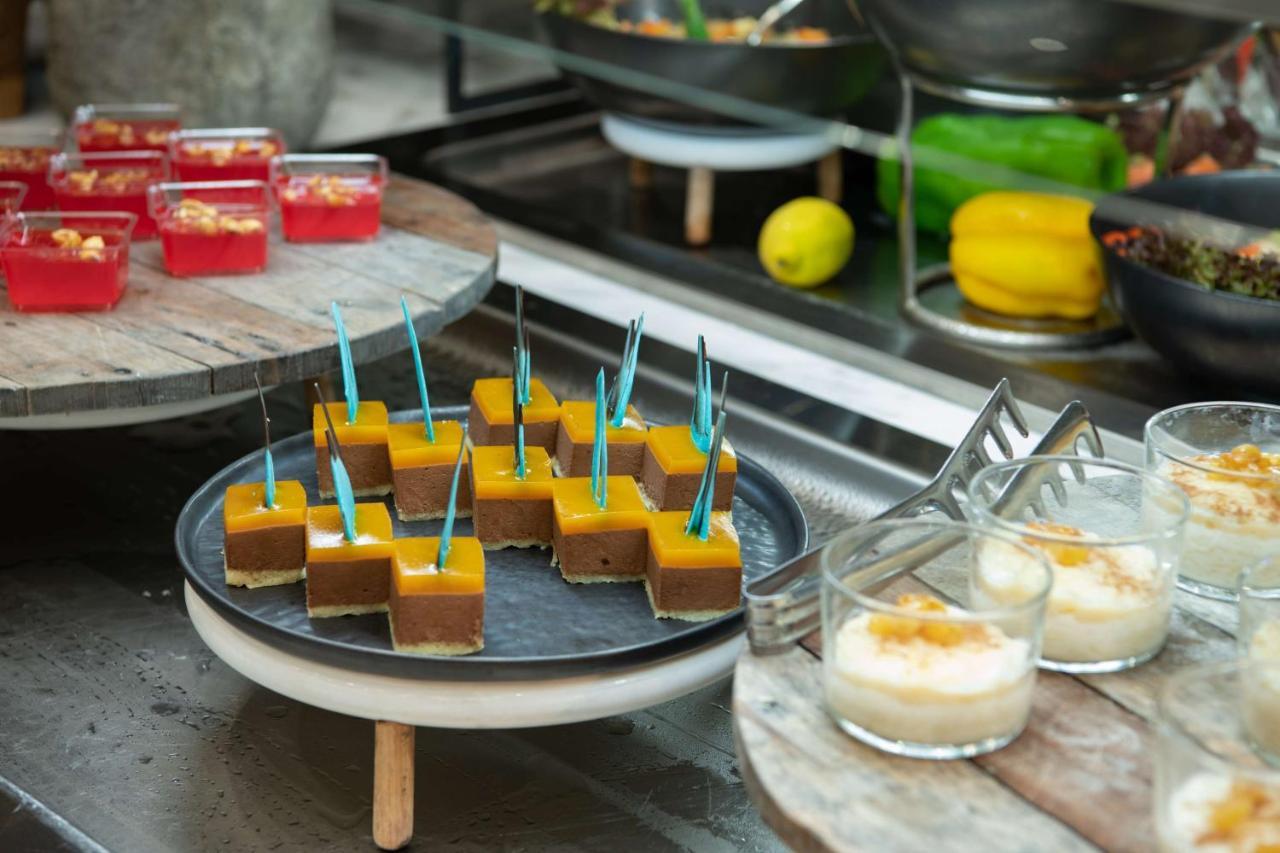 Radisson Blu Hotel, Jeddah Corniche エクステリア 写真 A selection of desserts