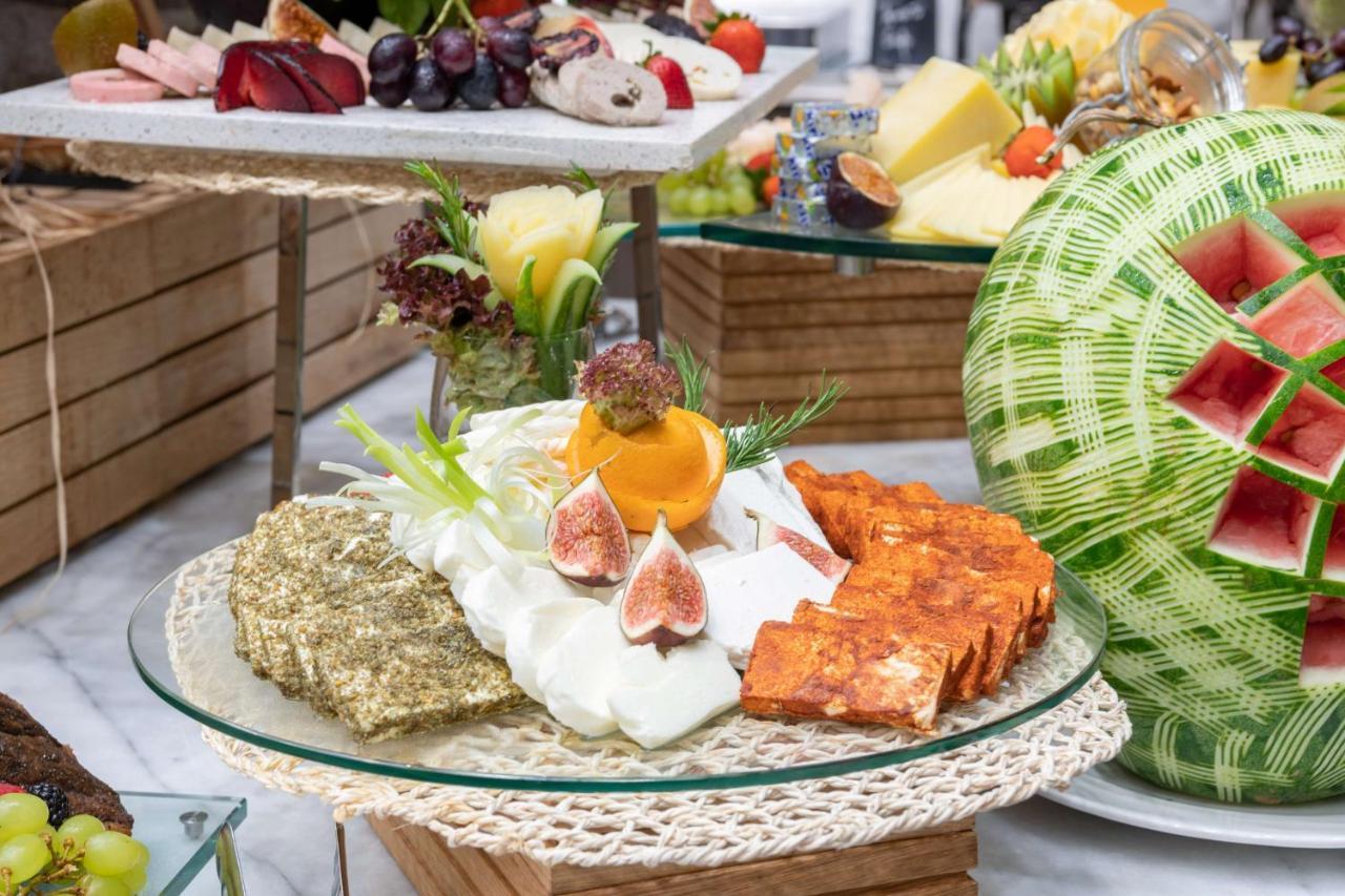 Radisson Blu Hotel, Jeddah Corniche エクステリア 写真 A selection of cheeses