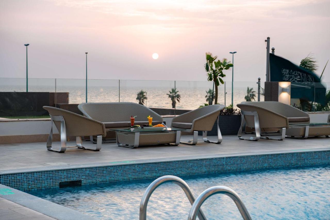 Radisson Blu Hotel, Jeddah Corniche エクステリア 写真 The swimming pool at the hotel