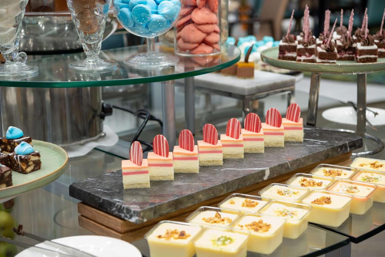 Radisson Blu Hotel, Jeddah Corniche エクステリア 写真 A selection of petit fours