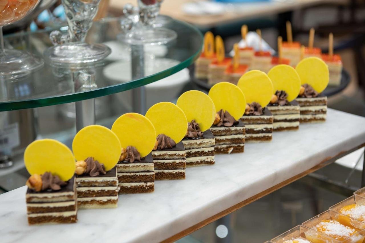 Radisson Blu Hotel, Jeddah Corniche エクステリア 写真 A row of dobos torte