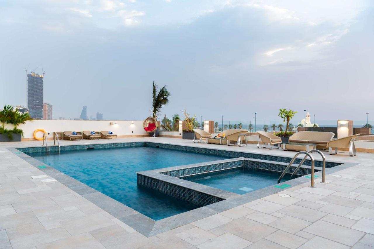 Radisson Blu Hotel, Jeddah Corniche エクステリア 写真 Rooftop pool at the hotel