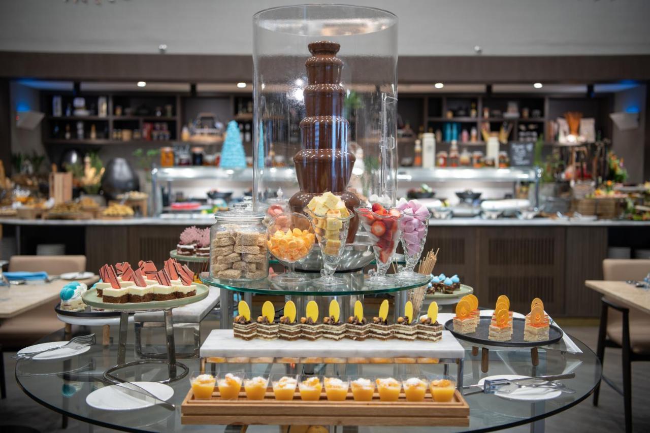 Radisson Blu Hotel, Jeddah Corniche エクステリア 写真 A chocolate fountain