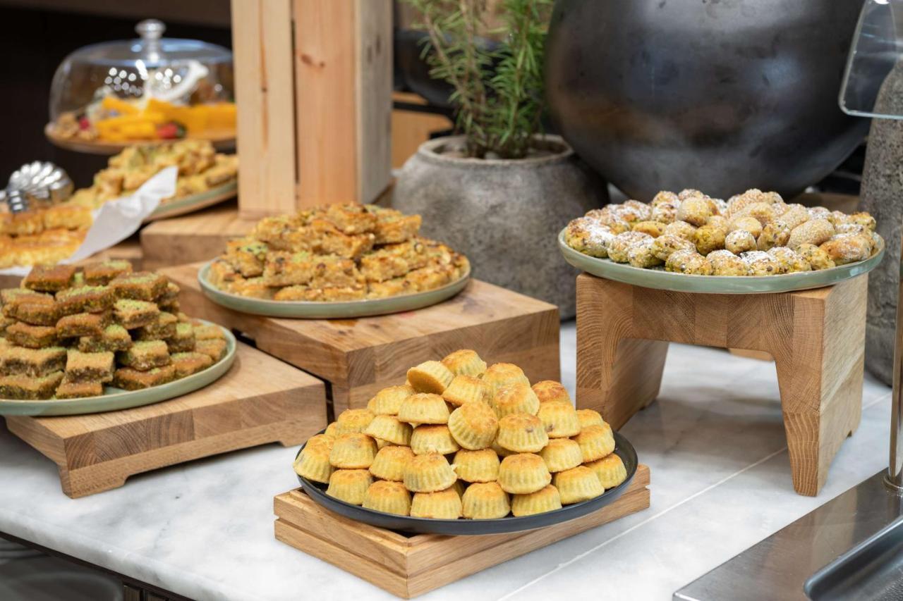 Radisson Blu Hotel, Jeddah Corniche エクステリア 写真 A selection of traditional Greek sweets